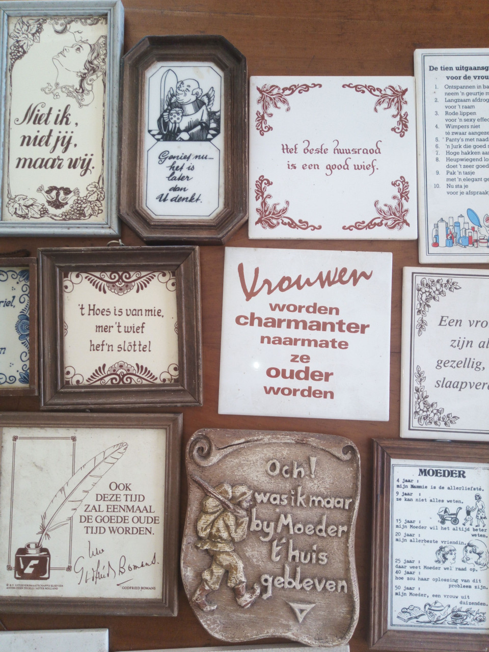 Groot aantal spreuktegels.