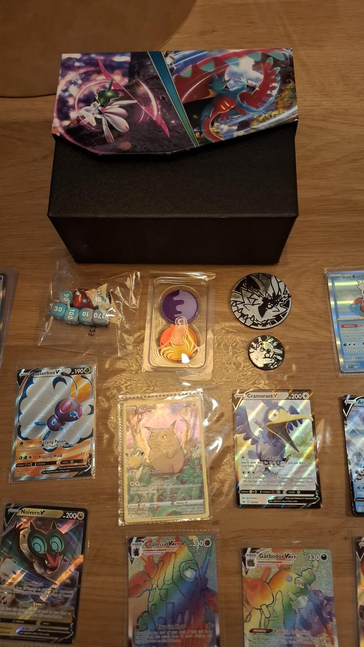 Pokemonkaarten+doos+dobbelstenen+coins