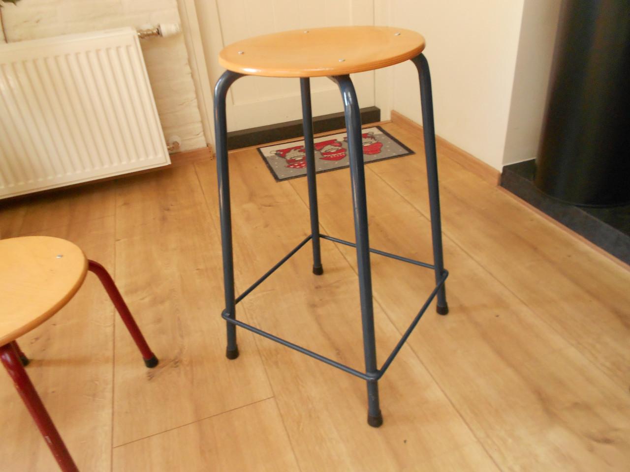 Vijf vintage presikhaaf krukje school kruk.