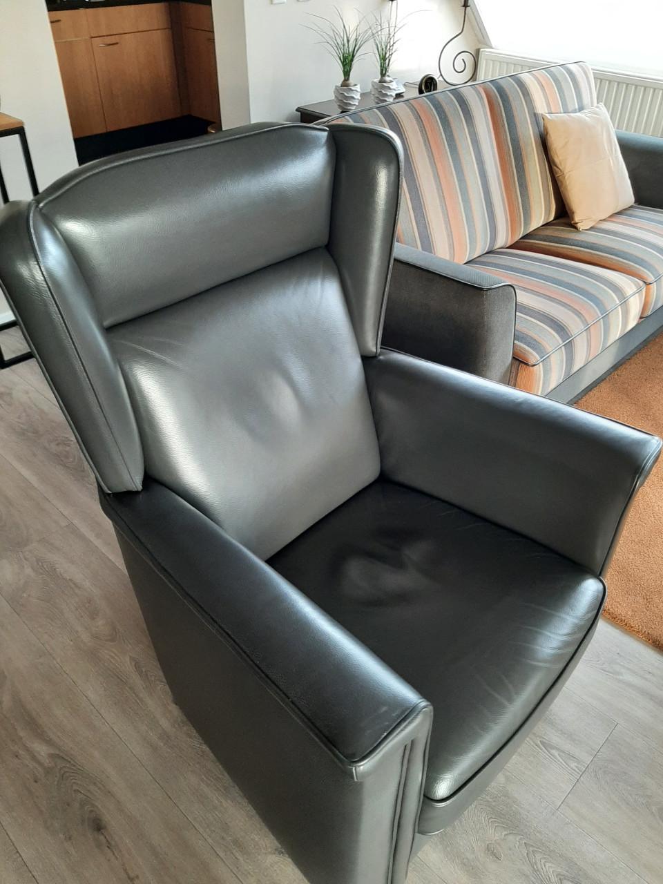Mooie leren fauteuil. Kleur. Antraciet