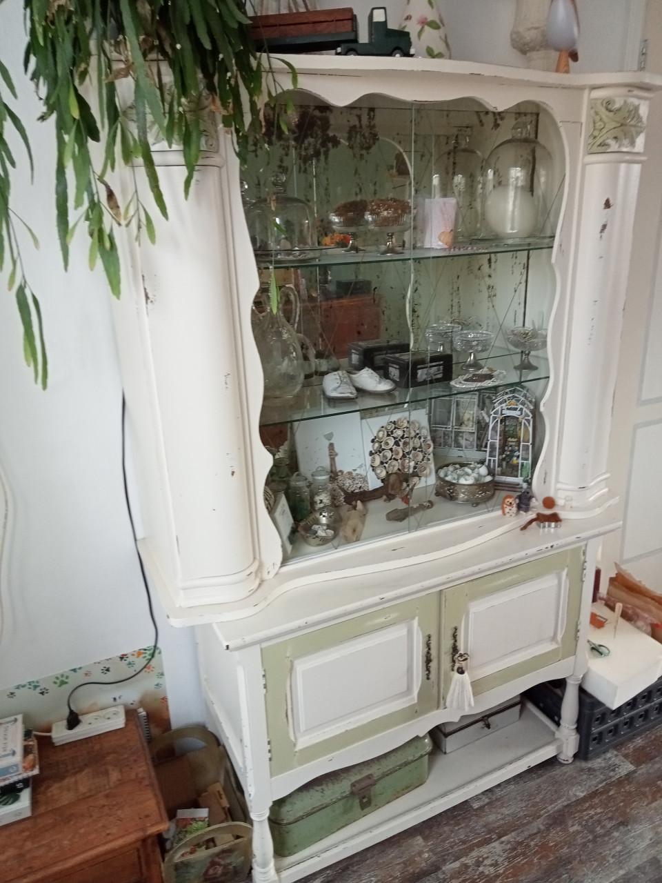 Brocante vitrinekast