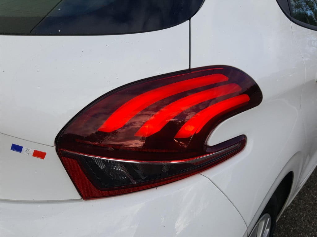 Peugeot 208 blue lion 1.2 pt-82pk 5d navigatie | apple carplay & android au