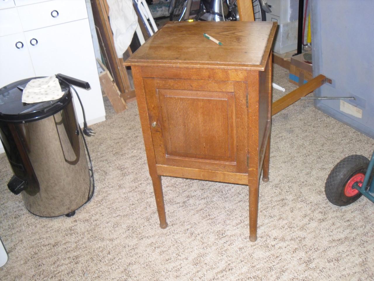 Oud kastje met deurtje