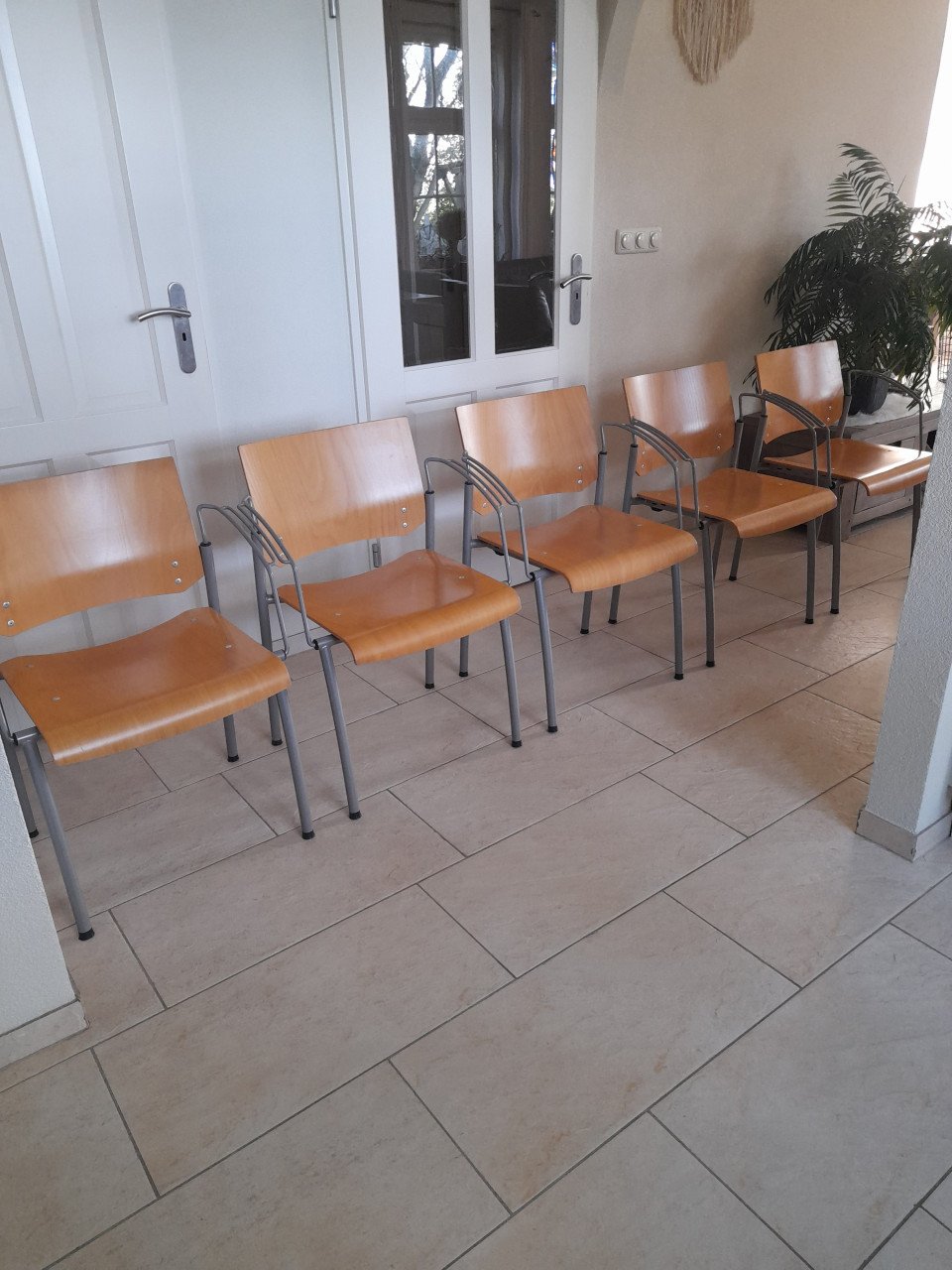 5 stevige staperbare stoelen (in goede staat ) van Ahrend