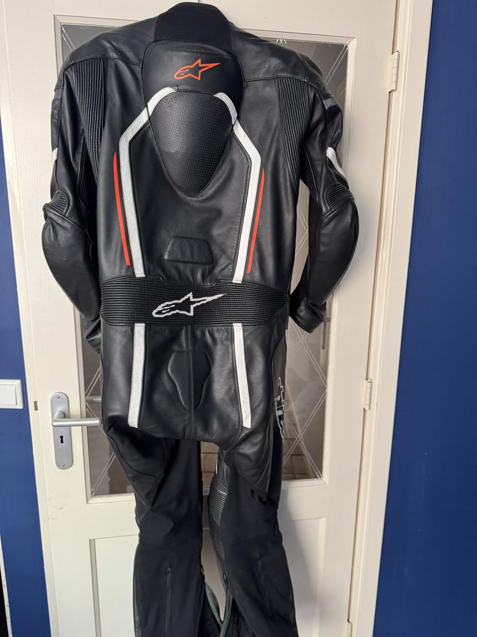 Alpinestars Motegi V2 zwart/Wit  motorpak (1 deel)