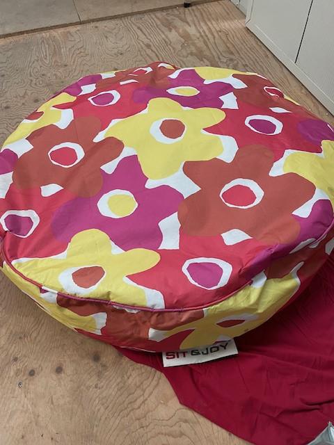 Loungekussen en poef voor binnen en buiten. Waterbestendig. Merk Sit&Joy.