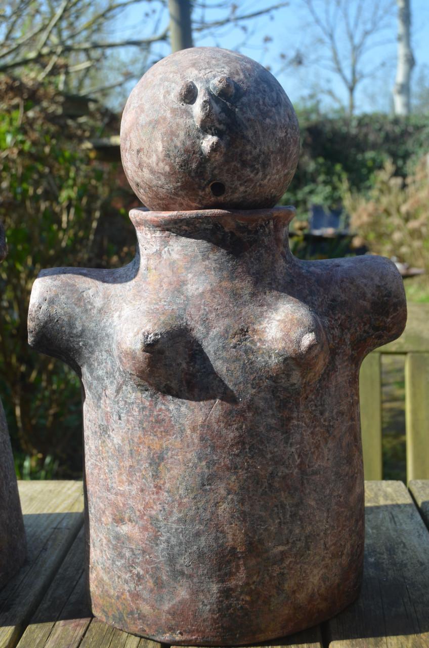 Aardew. terracotta beeldengroep v.e. gezinnetje