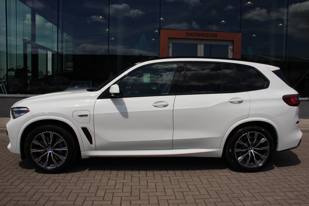 BMW X5 xdrive45e high executive | m pakket | pano | luchtvering | trekhaak 