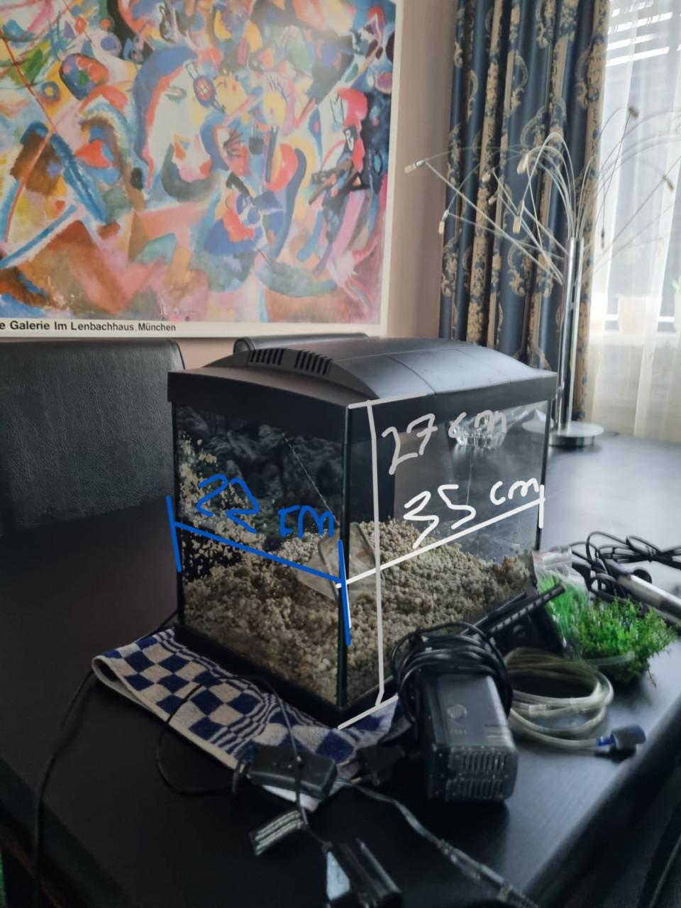 Aquarium met een kast en nog een klein Aquarium zonder kast.