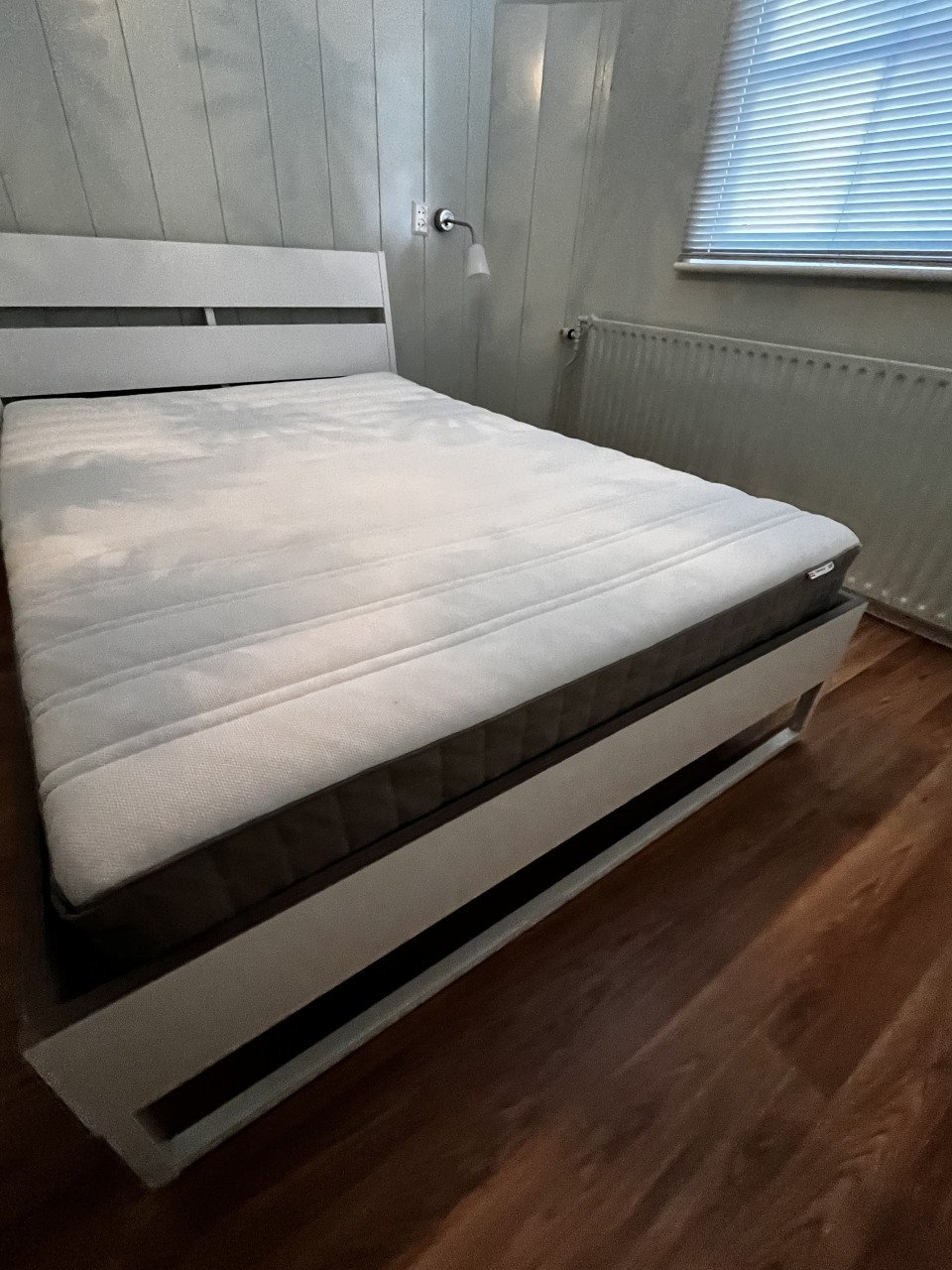 Tweepersoonsbed, compleet met lattenbodems.
