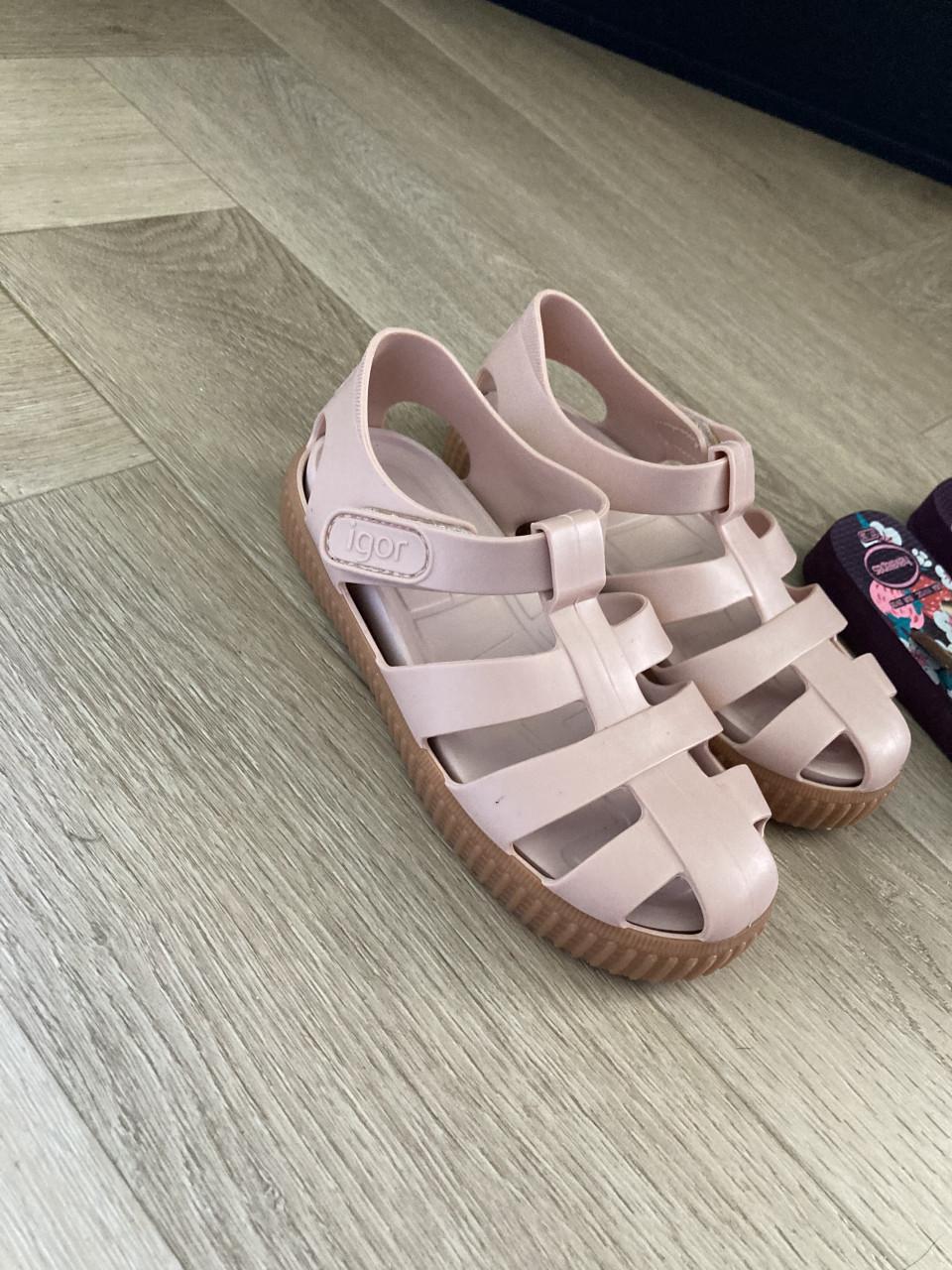 Waterschoenen en teenslippers maat 27 28