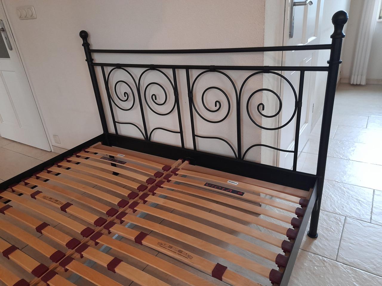 Zwart Metalen bed 140 x 200 (in goede nette staat )