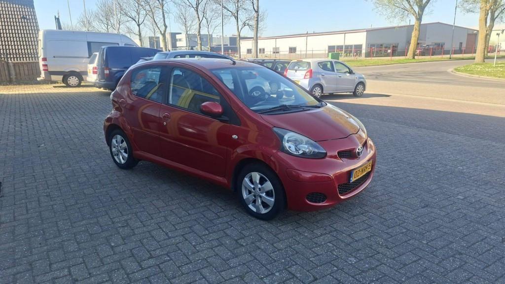 Toyota AYGO 1.0 12v Aspiration Red 5deurs bj:2010 airco leer apk 2027