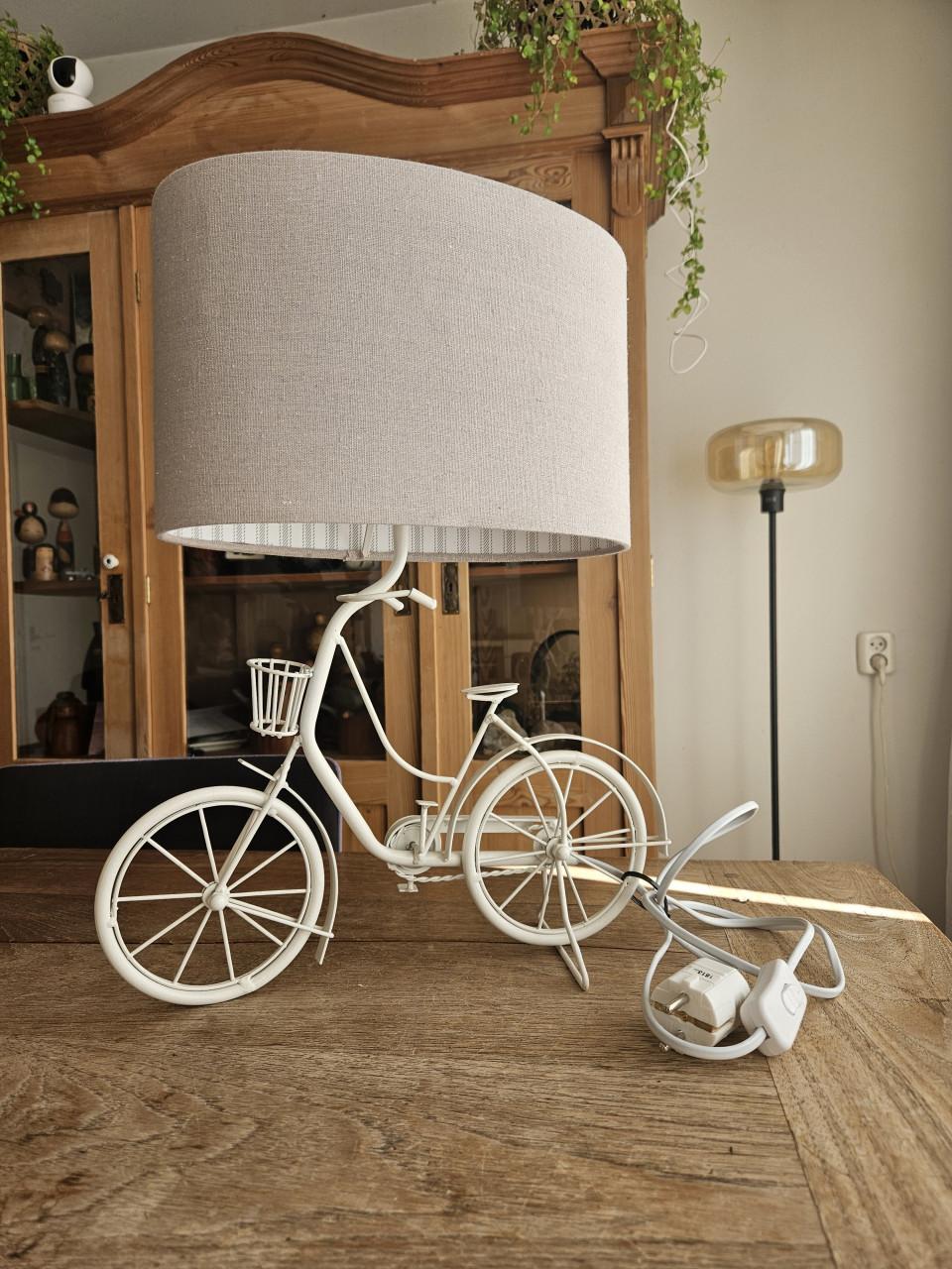 Leuke orginele lamp  uitgevoerd in fietsvorm, fietslamp