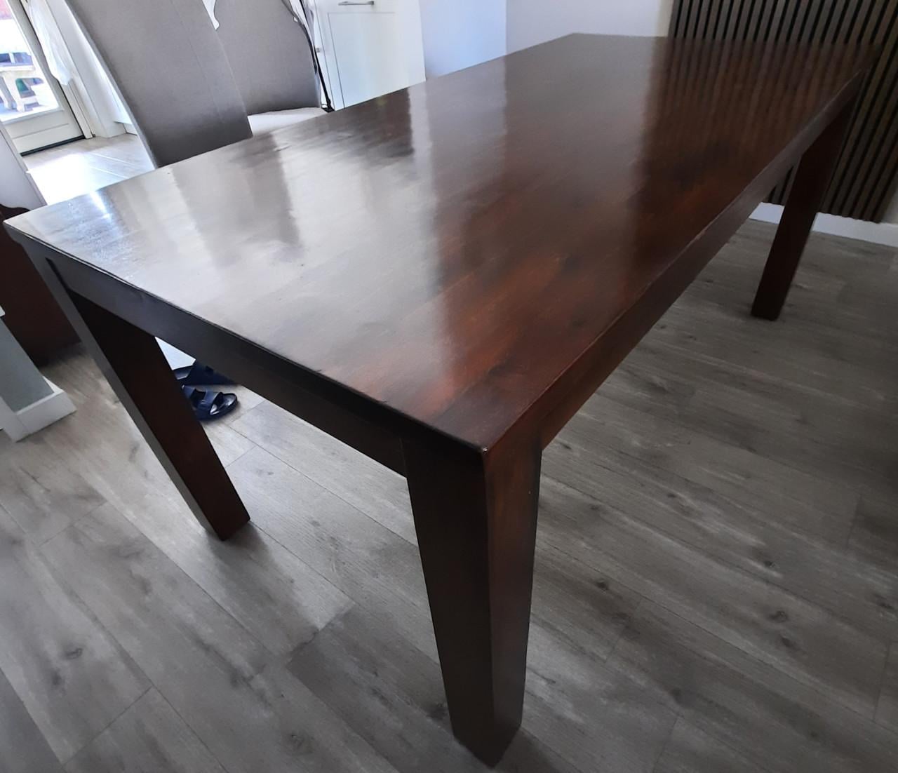 Eetkamertafel