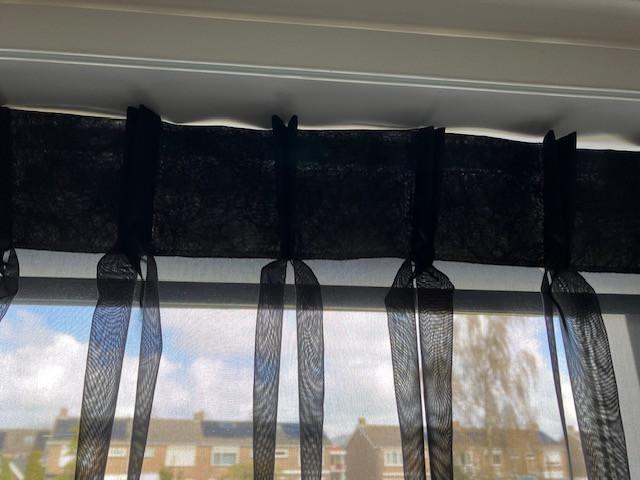 1 Mooie zwarte vitrage.