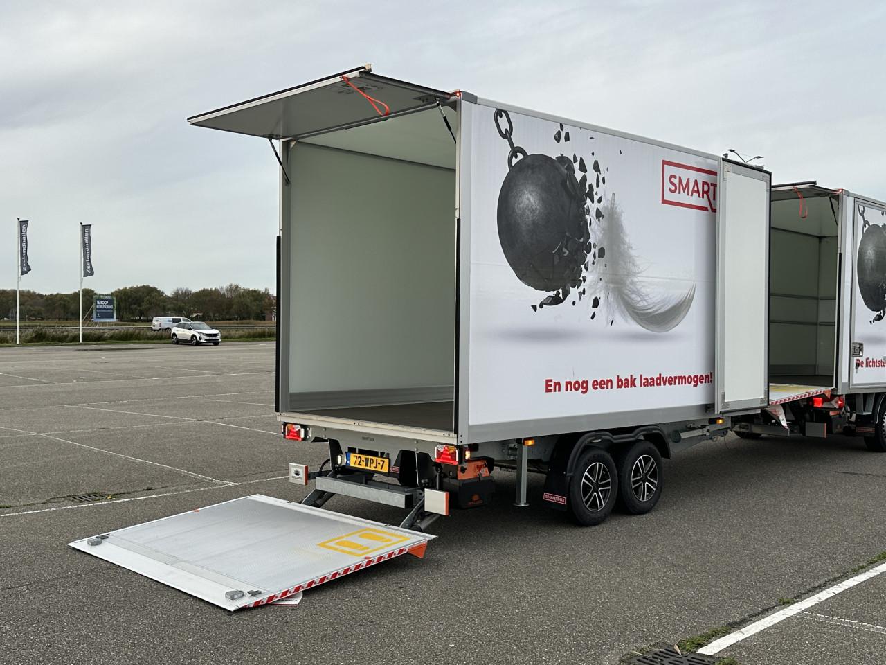 Aanhangwagen met doorlaadsysteem en laadklep