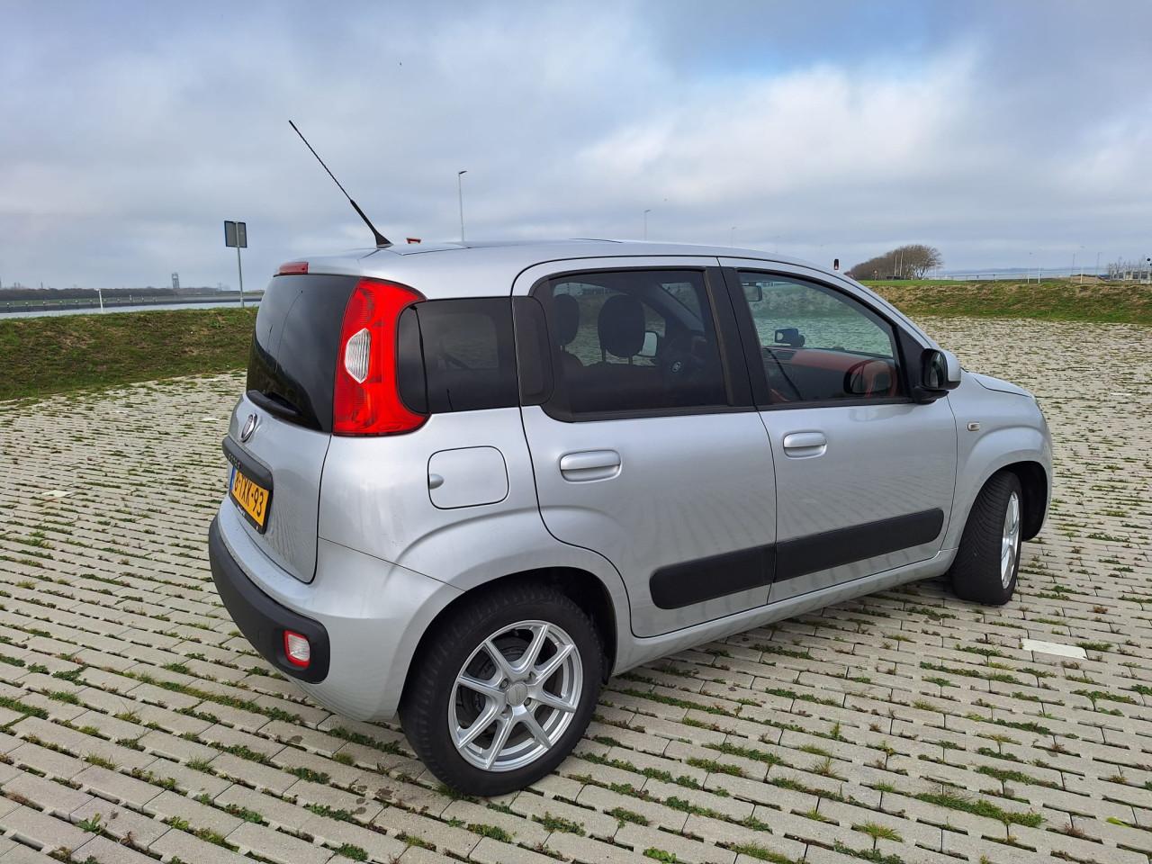 Fiat Panda 0.9 Twinair Lounge zilvergrijs met schuifdak 87.750 km 2014