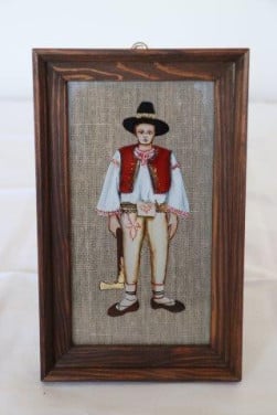 Man in klederdracht Afmetingen: 15 x 25 x 2,5 cm Euro 10,00 Oosteuropees