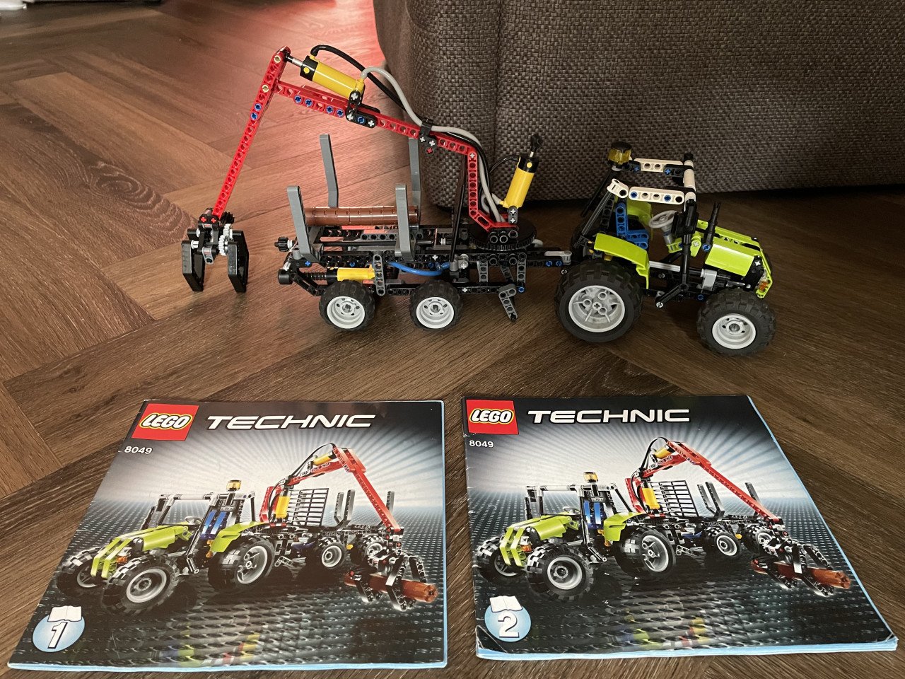 Lego Technic: Tractor met boomstammentrailer 8049