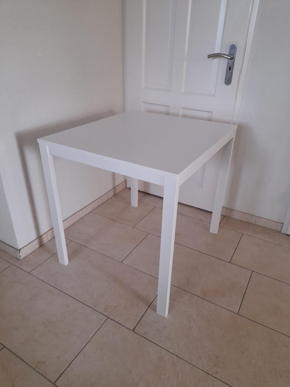 Witte tafel (uit trek baar)  70 x 80 (in goede nette staat)