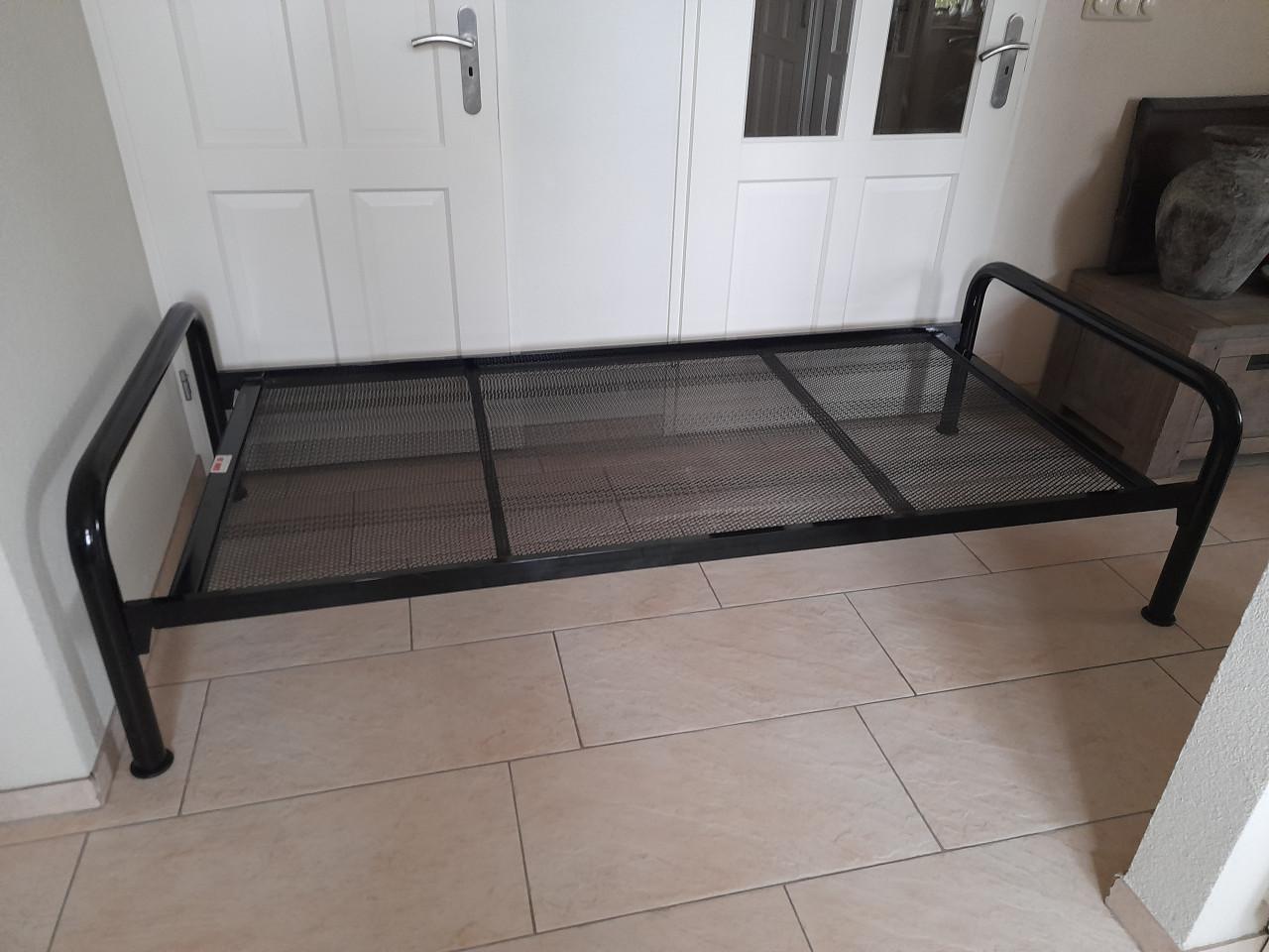 Metalen 1 Persoons bed 90 x 200 (in goede nette staat )
