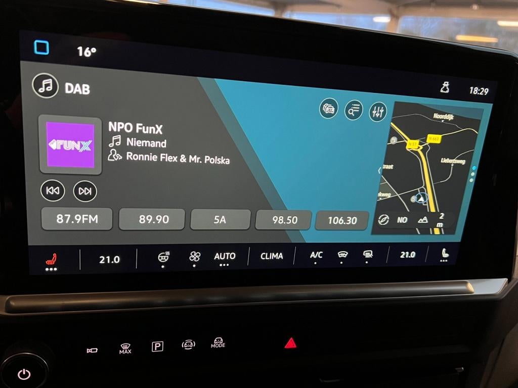 Volkswagen E-transporter 32 l2h1 bulli 64 kwh bulli 285pk, trekhaak enz..