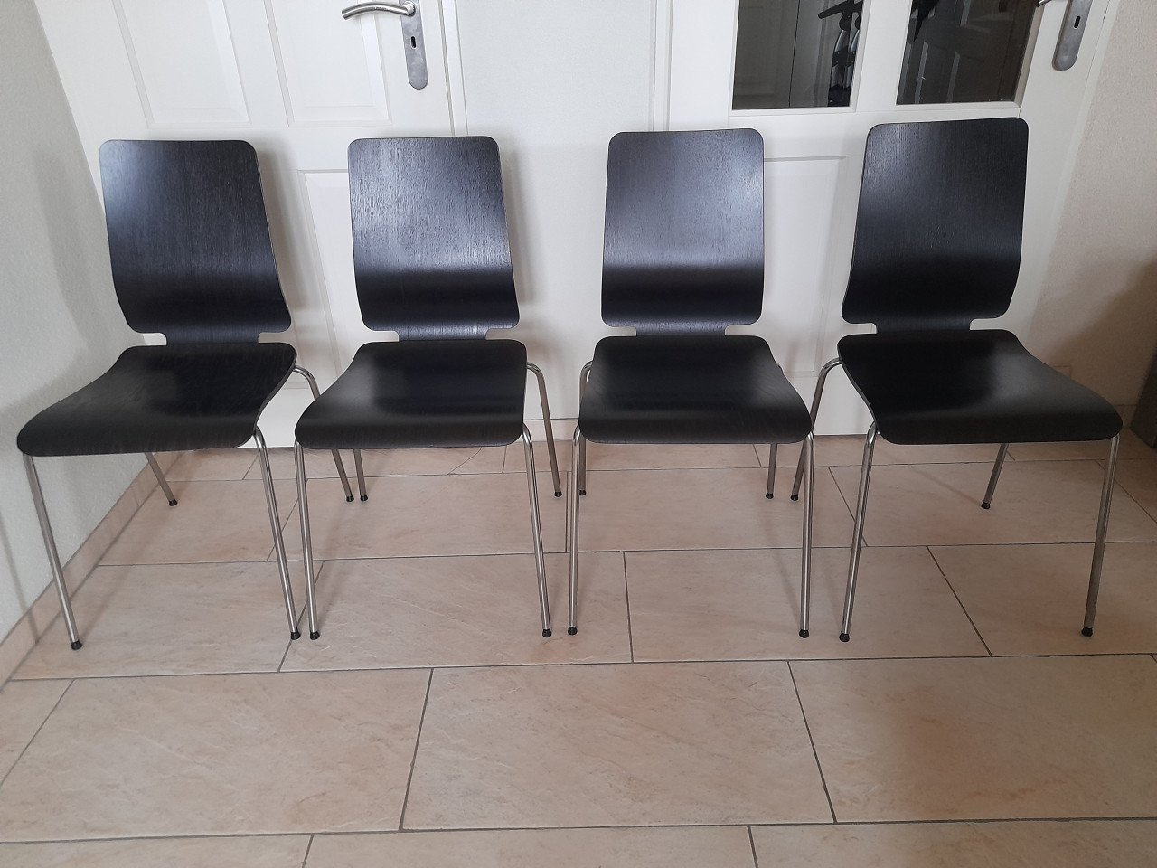 4 stoelen (stapelbaar) in goede staat !