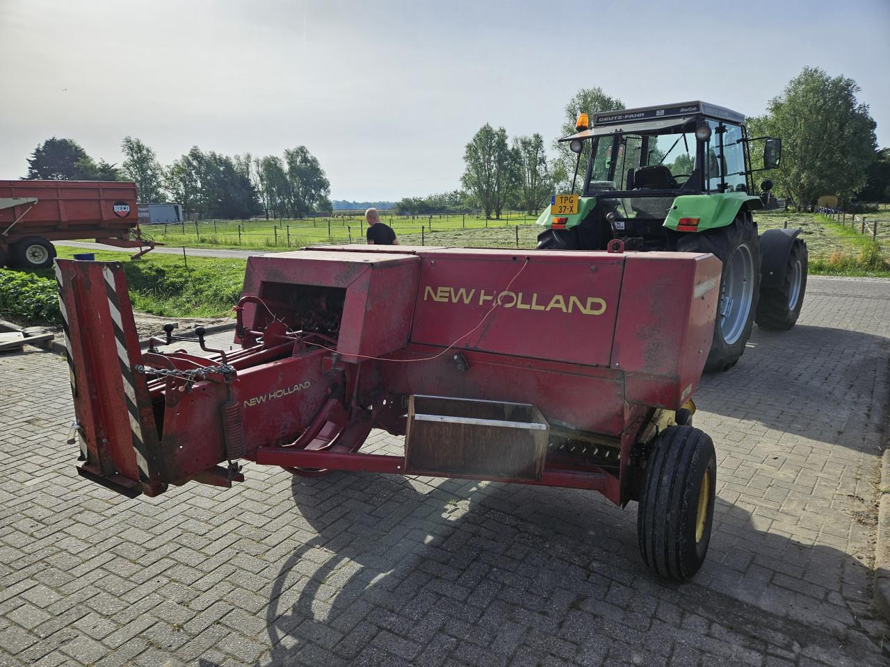 Kleine pakkenpers New Holland 276