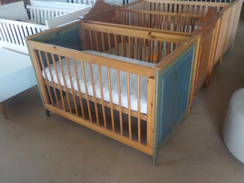 Mooie kwaliteit massief grenen baby bed 120 x 60 cm in zeer goede staat