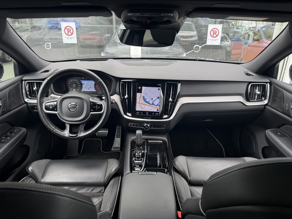 Volvo V60 t6 340pk recharge r-design| panodak| adap.cruise| 360camera| tre