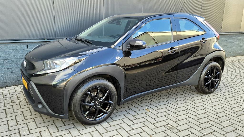 Toyota Aygo x 1.0 vvt-i mt play | camera | lane assist | acc | 17 inch | ai