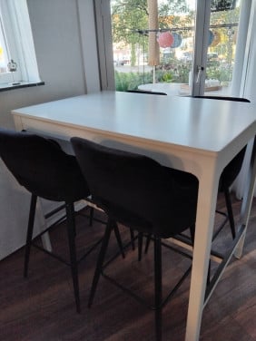 Bartafel met 4 barstoelen