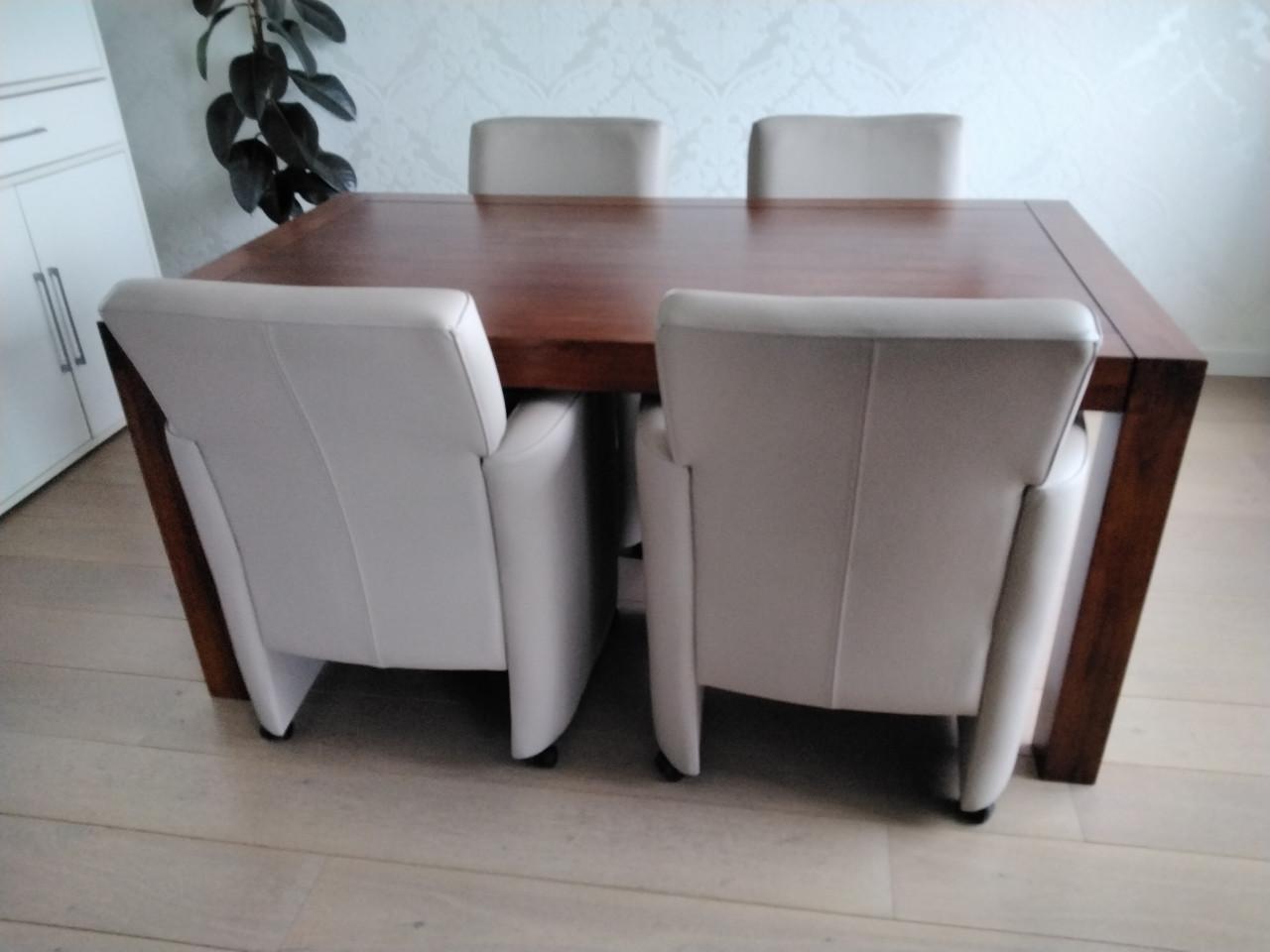 Tafel met 4 stoelen