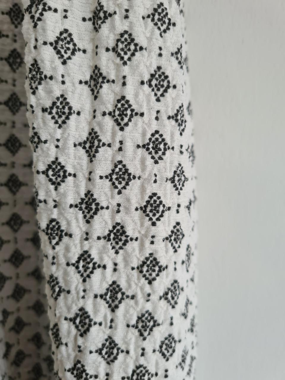 Ecru, wit met zwarte wijde jurk van Zara Maat 122