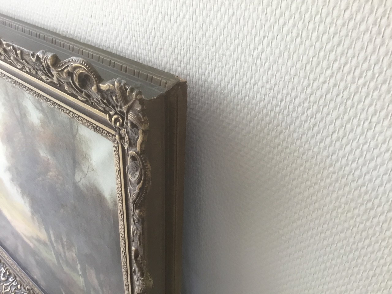 Schilderij met olieverfschilderij en goudkleurige sierlijst