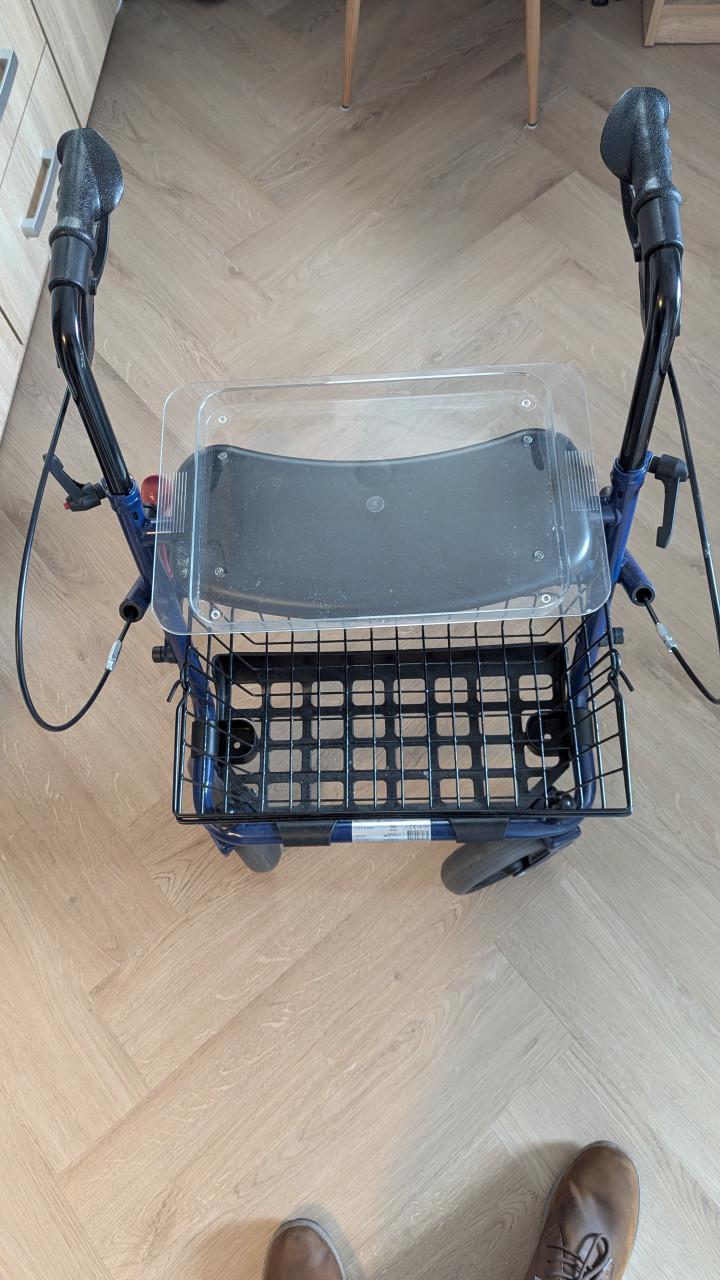 Rollator met dienbld