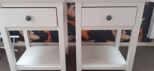 2 witte nachtkastjes