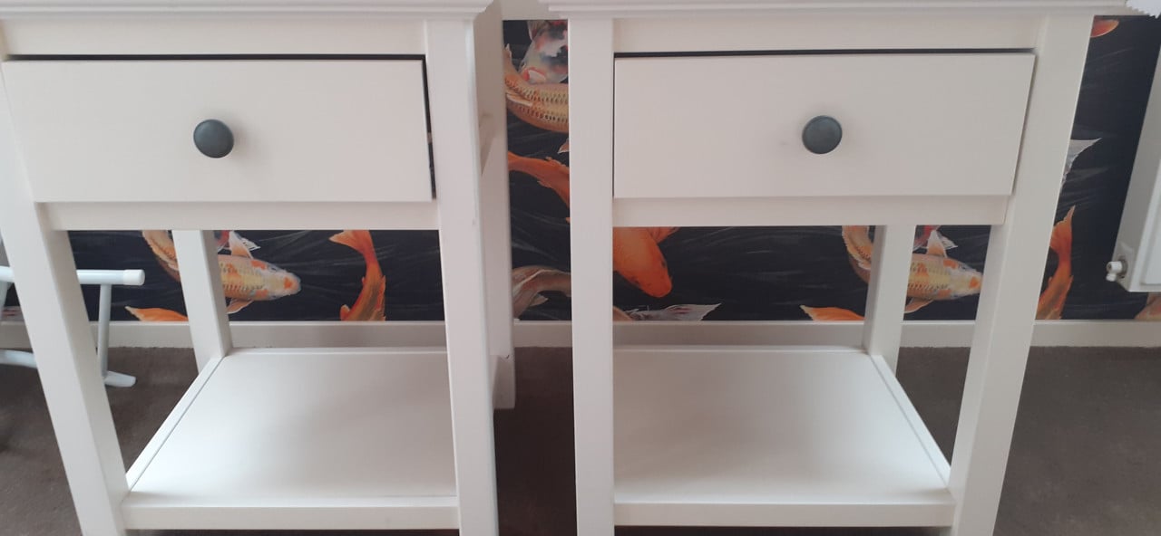 2 witte nachtkastjes