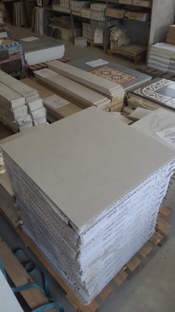 3030-320 ca 24,48 m² betonlook tegels, 60x60, witgrijs, van € 49,95/m² voor