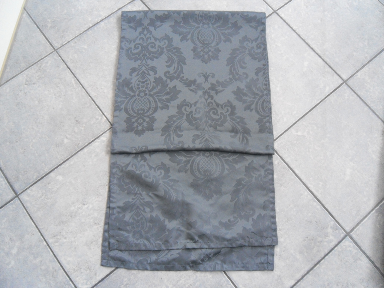 TAFELLOPER GRIJS + 2 KUSSEN HOEZEN 45 X 45 CM