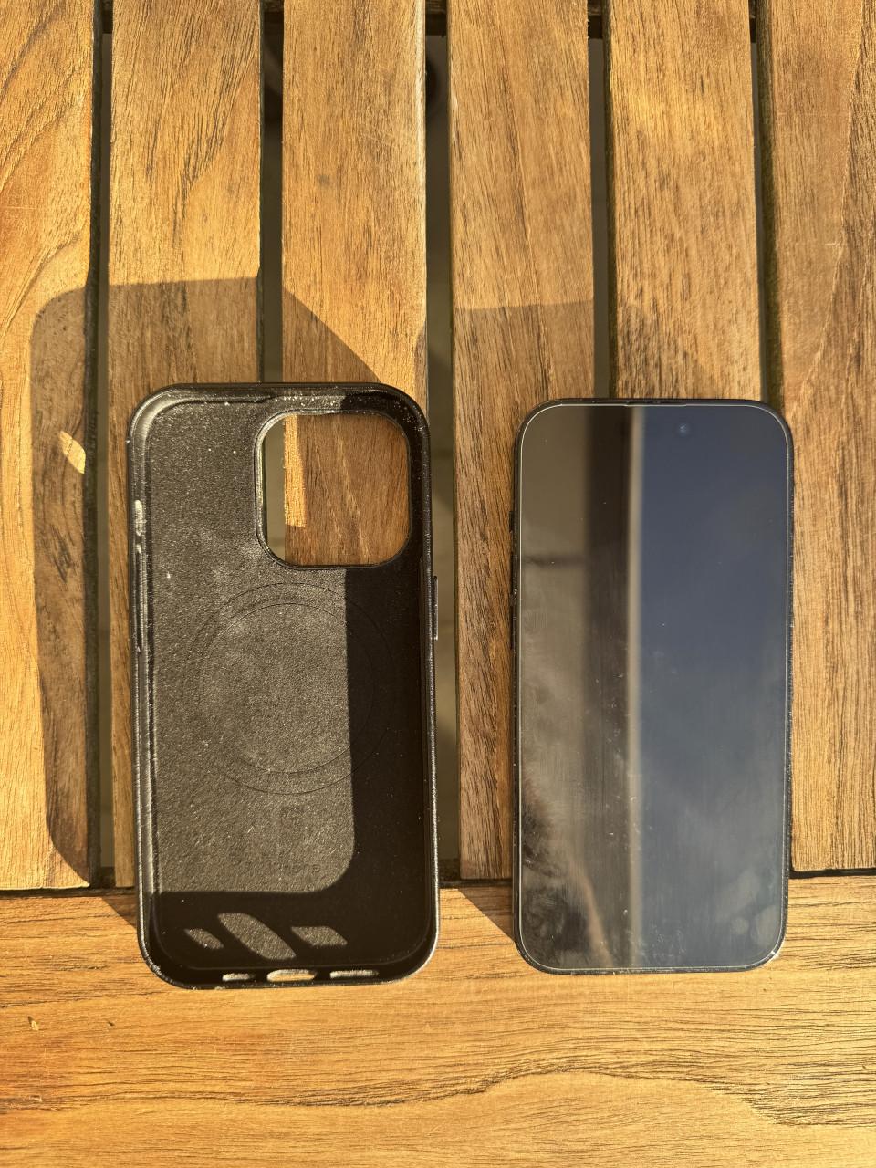 IPhone 14 Pro 128GB + Apple Case + Spigen Screenprotector