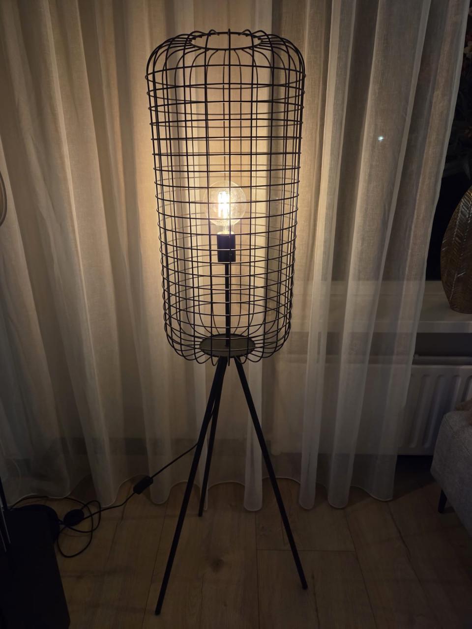 Draadlamp hg, 143 cm met samrtlamp, 1 poot verlijmd