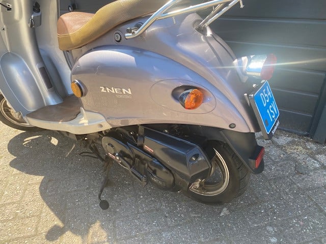 Zeer nete handzame scooter niet te hoog met windscherm en weinig km 499 eur