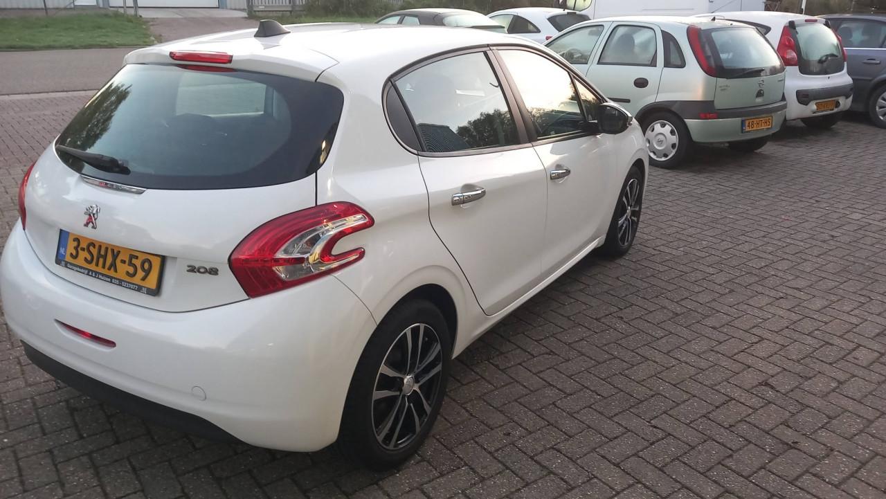 Peugeot 208 1,0 VTI Access 5deurs bj:2013 airco navigatie apk 9-2027