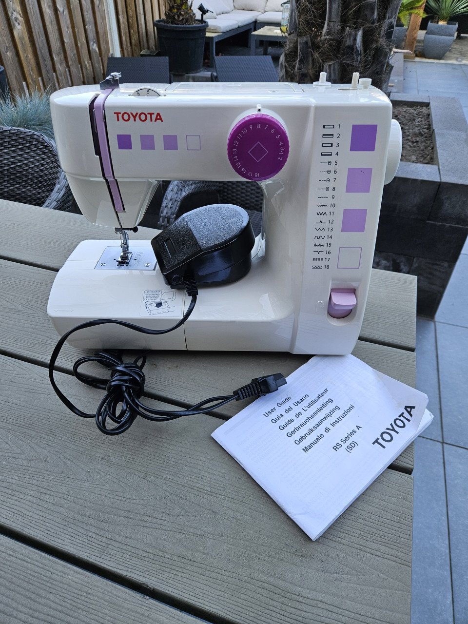 Zgan krachtige complete werkende Toyota FSL 18 naaimachine, met accessoires