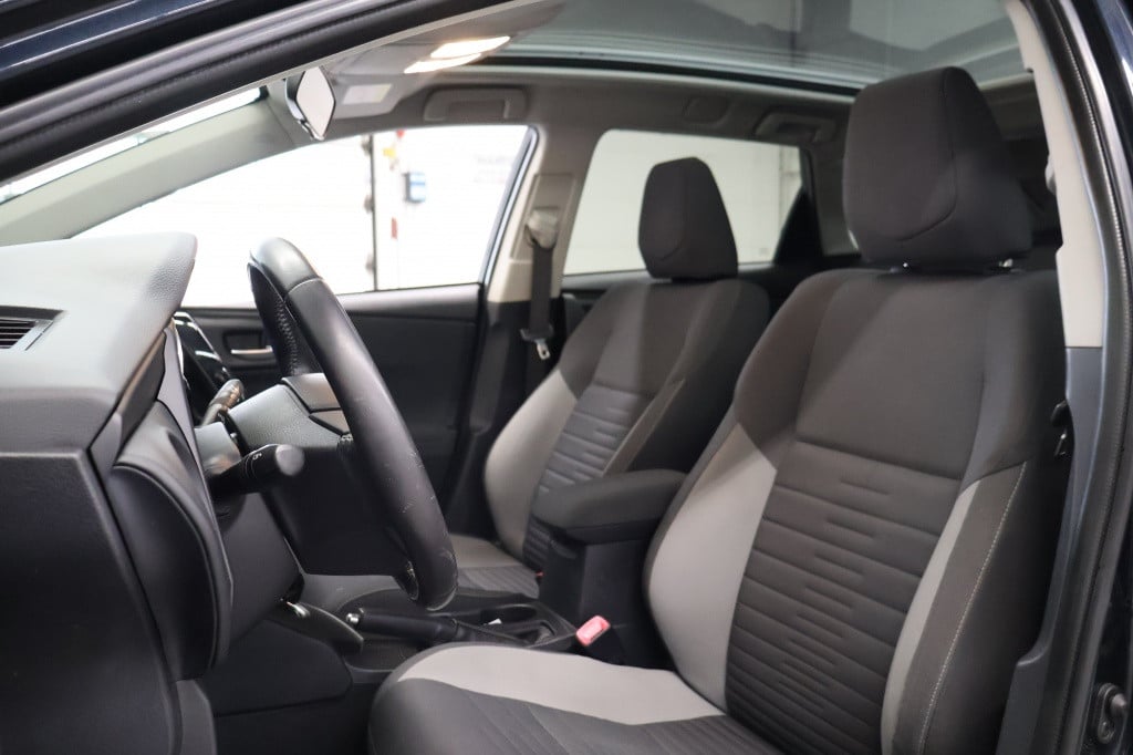 Toyota Auris 1.8 hybrid lease