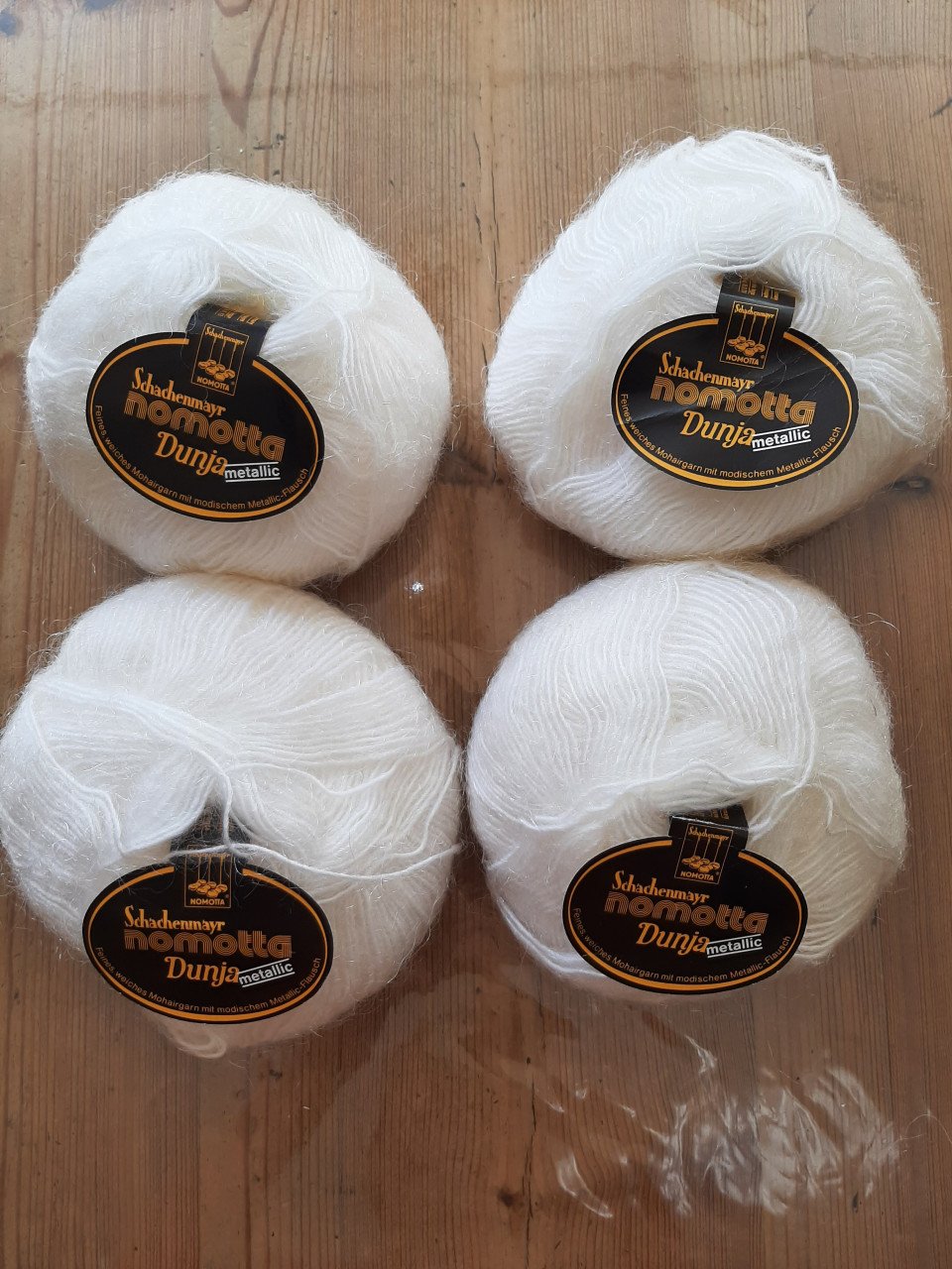 SCHACHENMAYER , DUNJA - 4  NIEUWE BOLLEN MOHAIR - WIT -