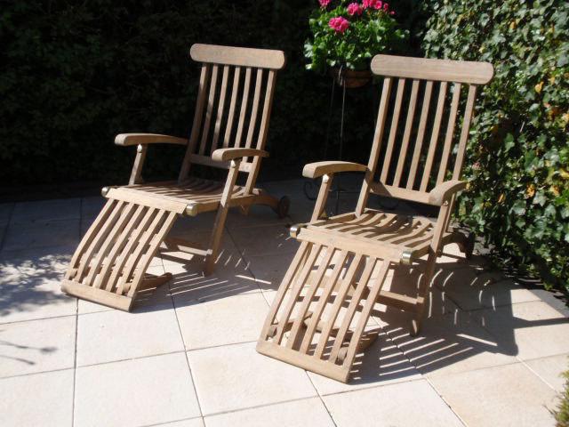 TWEE TEAKHOUTEN  DEKSTOELEN MET KUSSENS