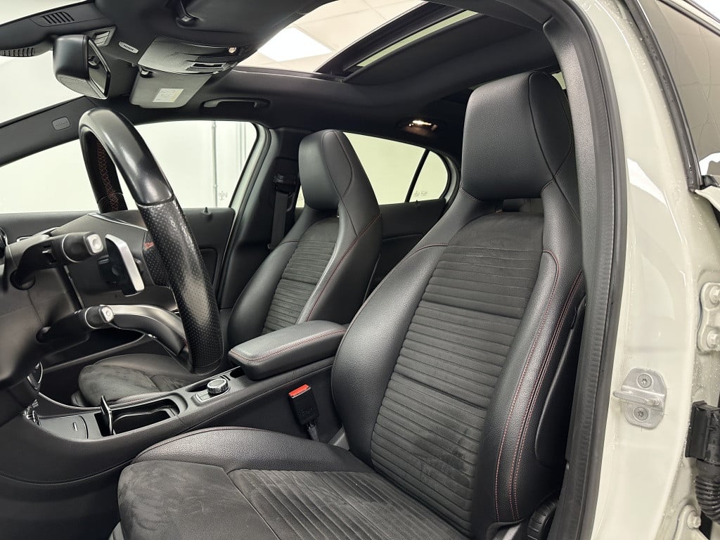 Mercedes-Benz Gla-klasse 200 amg premium | trekhaak | panoramadak | camera 